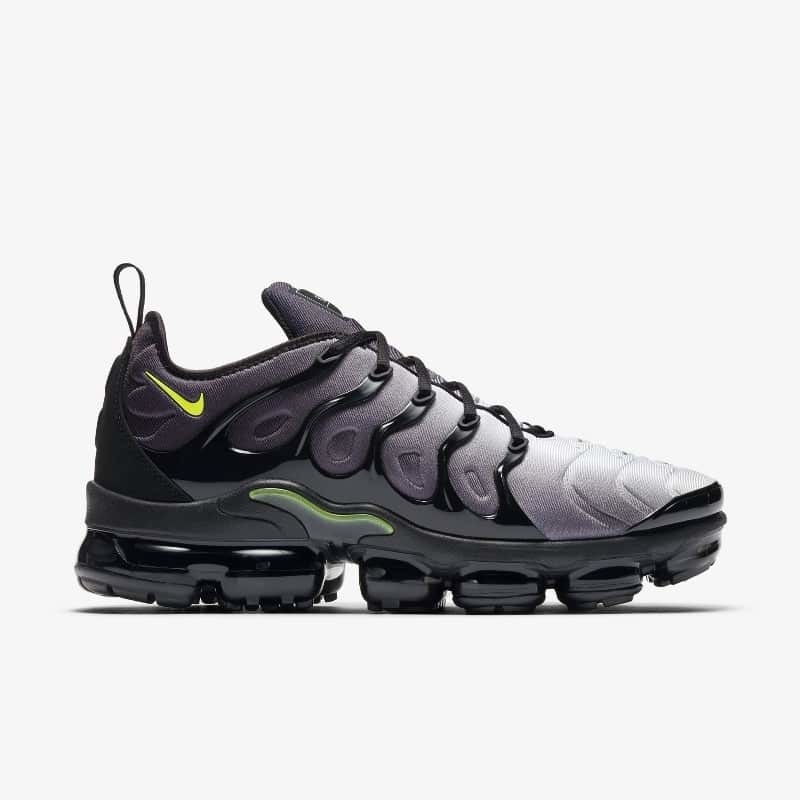 Nike vapormax black on sale volt